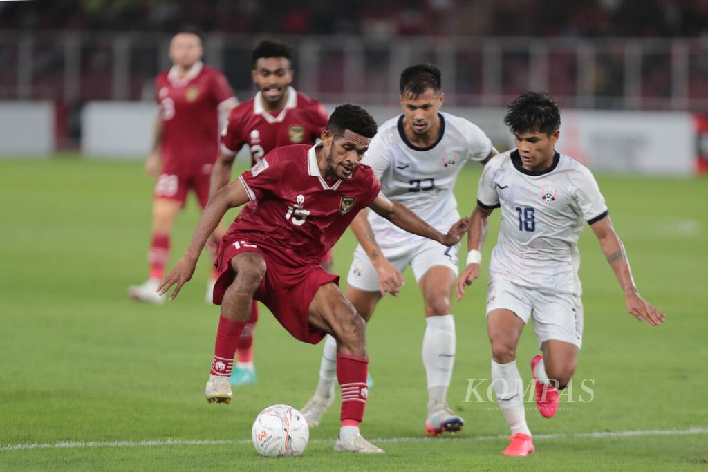 Indonesian national team player, Ricky kambuaya (left) trying to get out of the tight patch of two Cambodian players in the Group A match of the 2022 AFF Cup at the Gelora Bung Karno Main Stadium Jakarta, Friday (23/12/2022). Indonesia won 2-1 over Cambodia through goals scored by Egy Maulana Vikri and Witan Sulaeman.