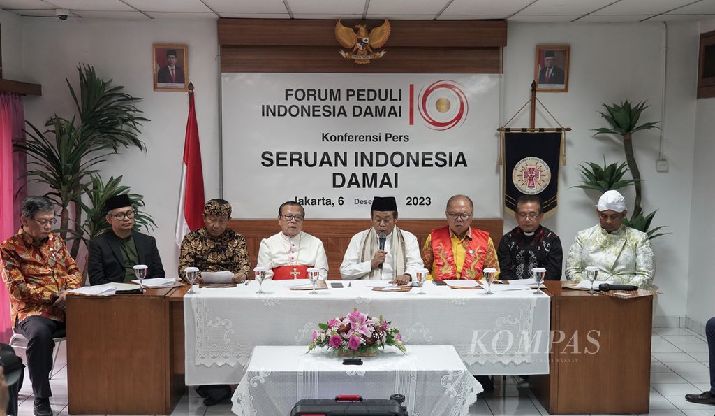 Para tokoh pemuka agama yang tergabung dalam Forum Peduli Indonesia Damai berkumpul bersama dalam Seruan Indonesia Damai di Gedung Karya Sosial, Kompleks Gereja Katedral Jakarta, Rabu (6/12/2023).