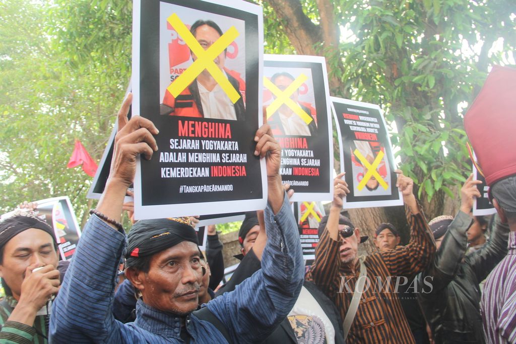 Sejumlah orang yang tergabung dalam Paguyuban Masyarakat Ngayogyakarta untuk Kesinambungan Keistimewaan membawa poster dalam aksi di dekat kantor Dewan Pimpinan Wilayah PSI DIY, Kota Yogyakarta, Senin (4/12/2023).