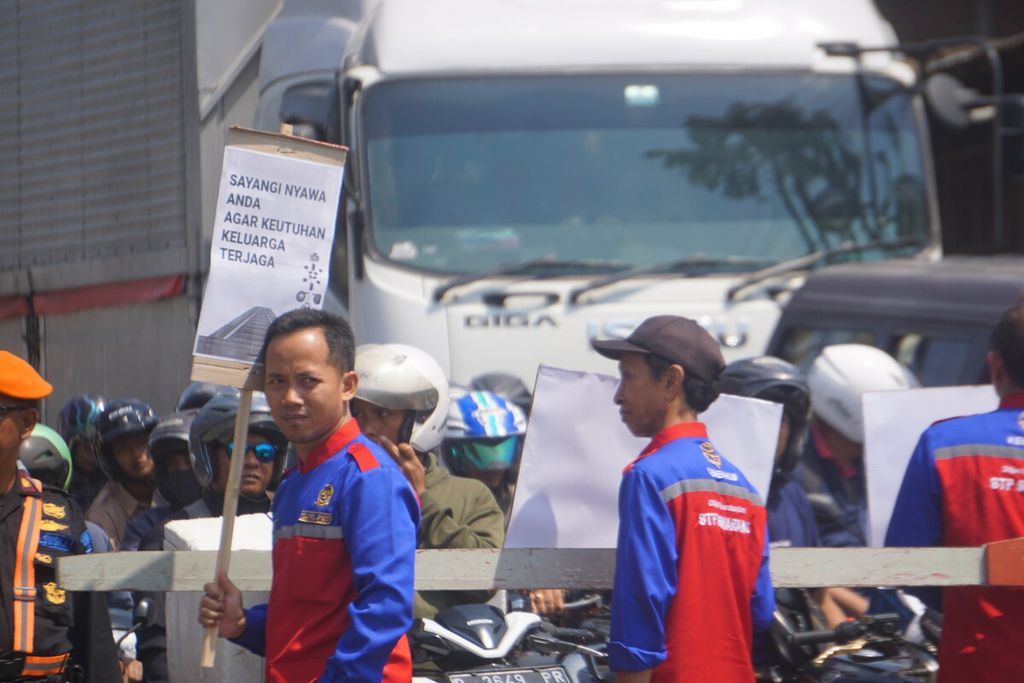 PT KAI Daop 5 Purwokerto menggelar sosialisasi keselamatan pada pelintasan sebidang di Tanjung, Purwokerto Selatan, Banyumas, Jawa Tengah, Rabu (20/9/2023). 