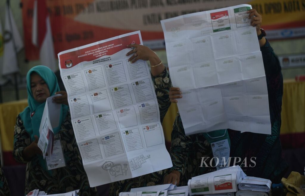 Petugas KPPS TPS 30 Kelurahan Putat Jaya mengecek surat suara dalam penghitungan surat suara ulang (PSSU) di Kantor KPU Kota Surabaya, Surabaya, Senin (12/8/2019).  