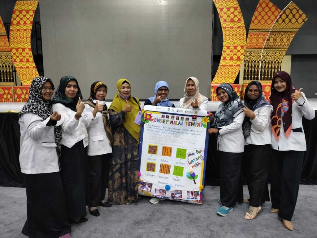 Guru-guru SD di Kabupaten Muara Enim, Sumatera Selatan, menunjukkan media belajar Matematika di acara Fetival Matematika pada Sabtu (18/12/2021). Para guru didampingi komunitas Gerakan Nasional Pemberantasan Buta Matematika (Gernas Tastaka) untuk membuat pembelajaran Matematika di SD bernalar dan menyenangkan.