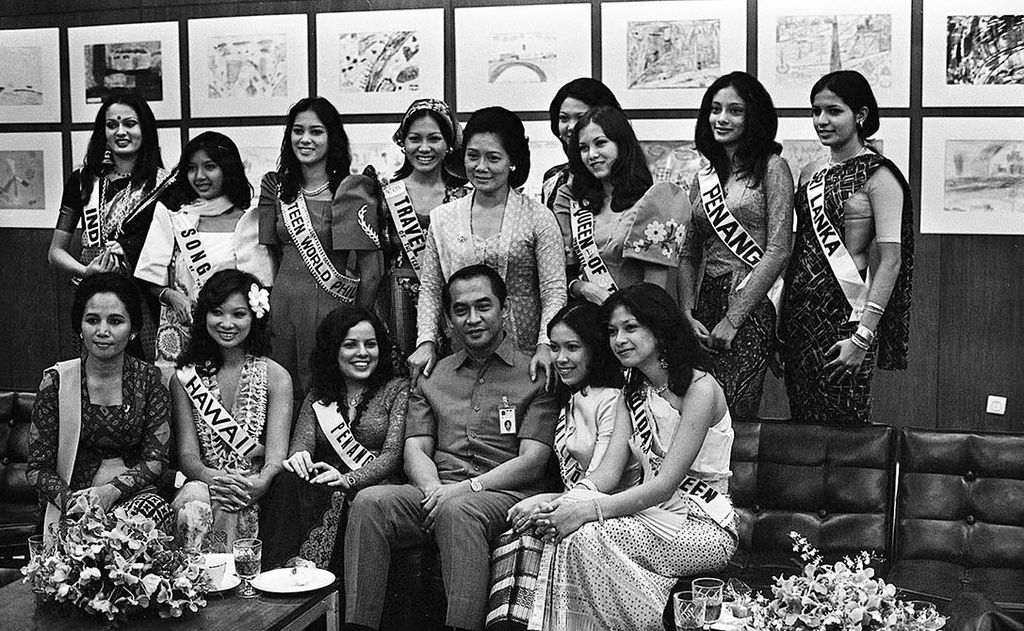 Gubernur dan Nyonya Nani Sadikin menerima 12 orang Ratu kawasan Asia Pasifik, Selasa (17/6/1975). Di antara mereka adalah ratu dari Hawaii, Muangthai, Filipina, Penang, Sri Lanka, dan India.
