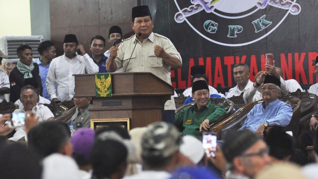 Calon presiden nomor urut 02 Prabowo Subiyanto menyampaikan pidato politik saat safari politik di Temanggung, Jateng, Rabu (27/2/2019). Selain dihadiri ribuan simpatisan dan pendukung Prabowo-Sandi, acara itu dihadiri juga sejumlah tokoh politik nasional.
