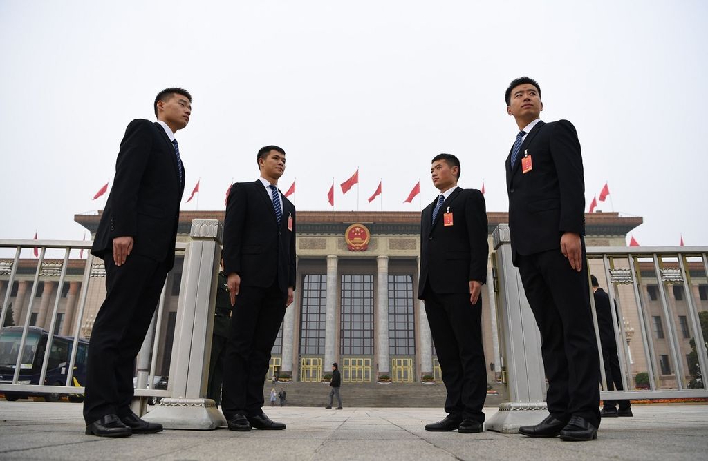 Tentara China yang berpakaian jas lengkap berdiri di gerbang menuju Gedung Balai Agung Rakyat, Beijing, China, sebelum pengenalan anggota baru Komite Tetap Politburo Partai Komunis China, Rabu (25/10).