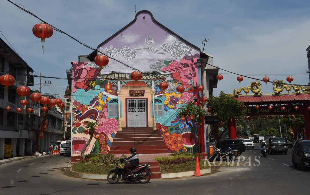 A mural in the commercial and tourist area of Chinatown on Kembang Jepun Street in Surabaya, East Java, Tuesday (27/9/2022). As a coastal area, North Surabaya plays a strategic role in many fields. In the area, there are industrial complexes, container and passenger ports, military bases, and national shipyards.