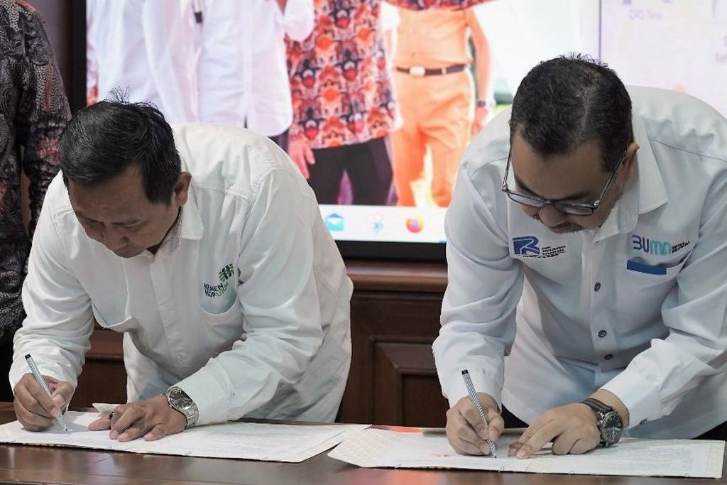 (Dari kiri ke kanan) Deputi Perkoperasian Kementerian Koperasi dan UKM Ahmad Zabadi dan Kepala Pusat Penelitian Kelapa Sawit Edwin S Lubis menandatangani dokumen desain rekayasa detail pembangunan pabrik minyak makan merah di Kantor Kementerian Koperasi dan UKM, Jakarta, Senin (12/9/2022). 