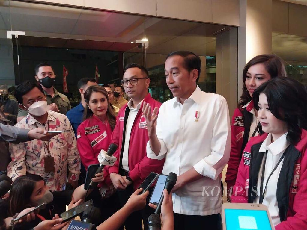 Presiden Joko Widodo menjawab pertanyaan awak media seusai menghadiri puncak peringatan HUT Ke-8 Partai Solidaritas Indonesia (PSI) di Djakarta Theater, Jakarta, Selasa (31/1/2023) malam.