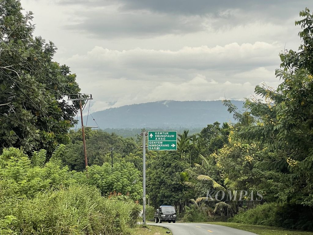 Suasana jalan di kawasan Lembah Grime, Kabupaten Jayapura, Papua, Kamis (27/6/2024).