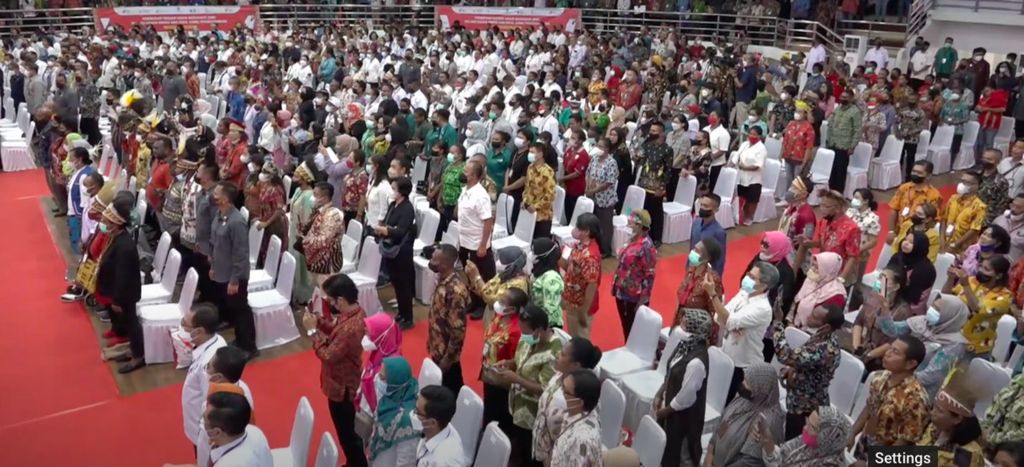 Sebanyak 2.700 pelaku usaha mikro kecil dan perseorangan hadir dalam kegiatan pemberian nomor induk berusaha (NIB) bagi pelaku UMK dan perseorangan yang dihadiri Presiden Jokowi di GOR Toware, Jayapura, Papua, Rabu (31/8/2022). 