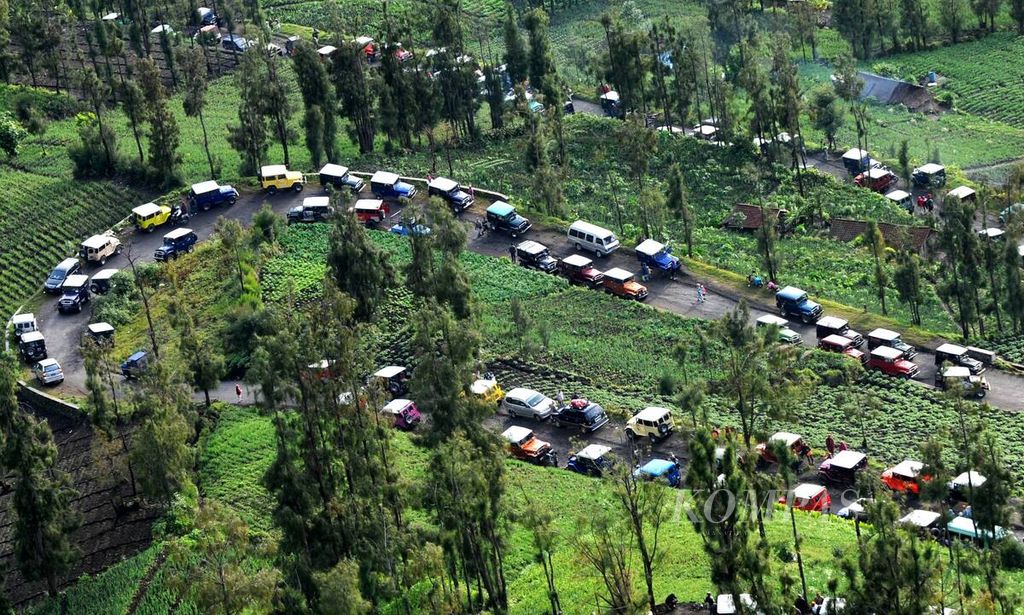 Wisatawan menikmati keindahan Gunung Bromo di Kecamatan Sukapura, Probolinggo, Jawa Timur, Minggu (1/1/2012).