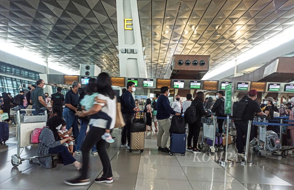 Suasana antrean calon penumpang pesawat di Terminal 3 Bandara Soekarno-Hatta, Cengkareng, Banten, Minggu (8/5/2022). Selain rute penerbangan dalam negeri, para calon penumpang pekerja migran pun terlihat kembali ke negara tujuan bekerjanya dengan penerbangan internasional melalui terminal ini.
