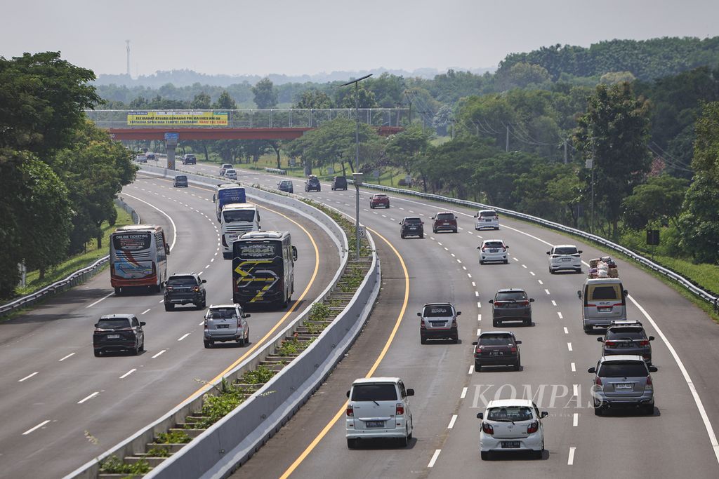 Arus lalu lintas yang lancar di Jalan Tol Cikopo-Palimanan (Cipali) kilometer 84, Subang, Jawa Barat, Minggu (7/4/2024). 