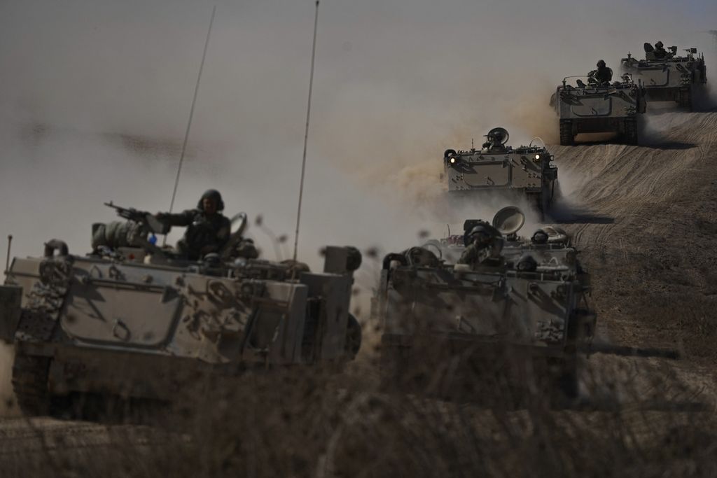 Iring-iringan kendaraan lapis baja Israel bergerak menuju perbatasan Jalur Gaza di selatan Israel, Jumat (13/10/2023). 