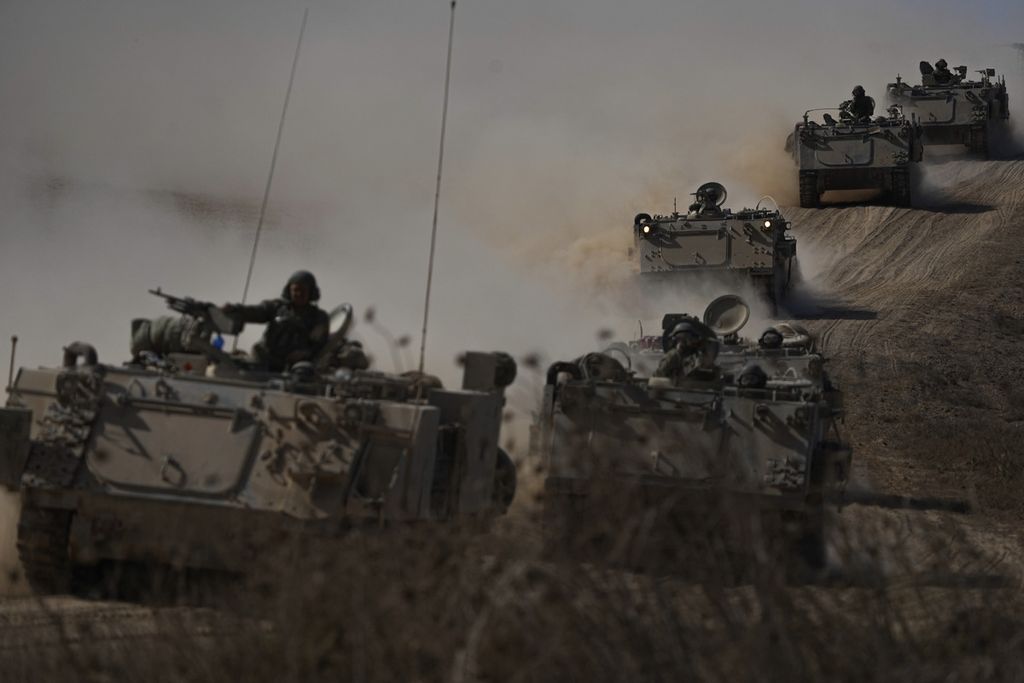 A convoy of Israeli armored vehicles heads towards the border of the Gaza Strip in southern Israel on Friday (10/13/2023). 