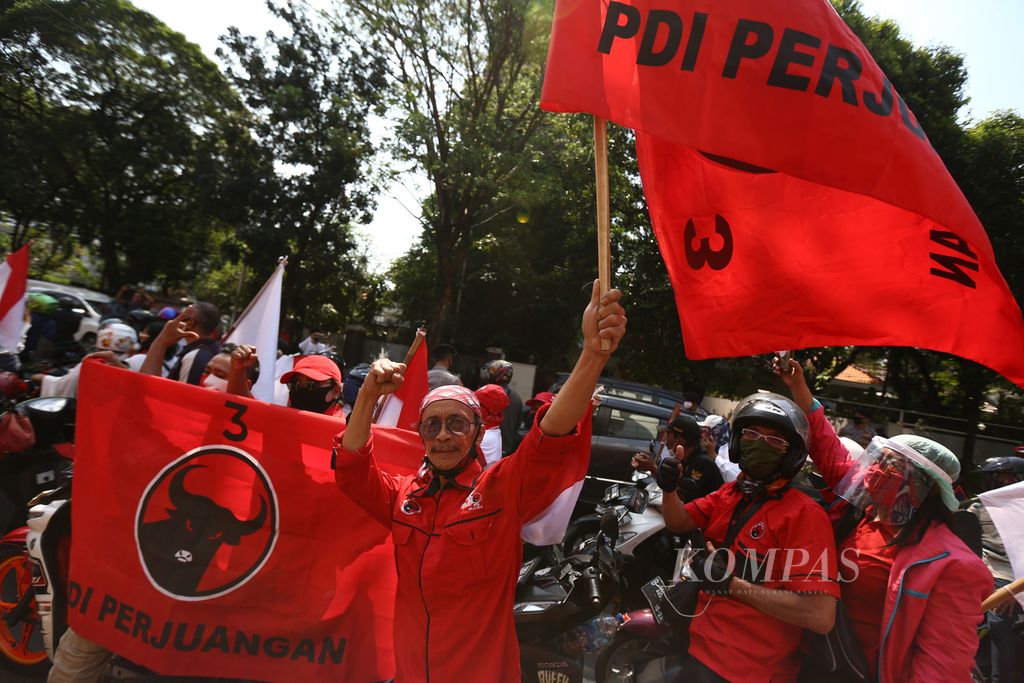 Massa yang tergabung dalam Gerakan Jaga Indonesia beraksi damai dan melakukan tabur bunga memperingati peristiwa 27 Juli 1996 di depan gedung kantor DPP PDI-P di Jalan Pangeran Diponegoro, Menteng, Jakarta Pusat, Senin (27/7/2020). 