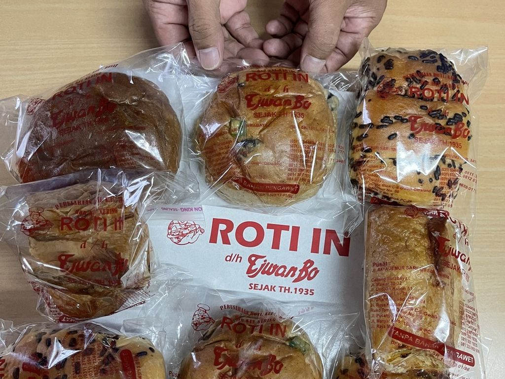 Aneka jenis roti produk Roti In Tjwan Bo Surabaya yang sudah berdiri sejak tahun 1935.
