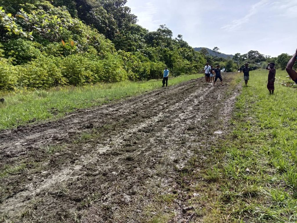 Kondisi landasan pacu Lapangan Terbang Baya Biru, Kabupaten Paniai, Papua, yang berlumpur pada Sabtu (26/2/2022).