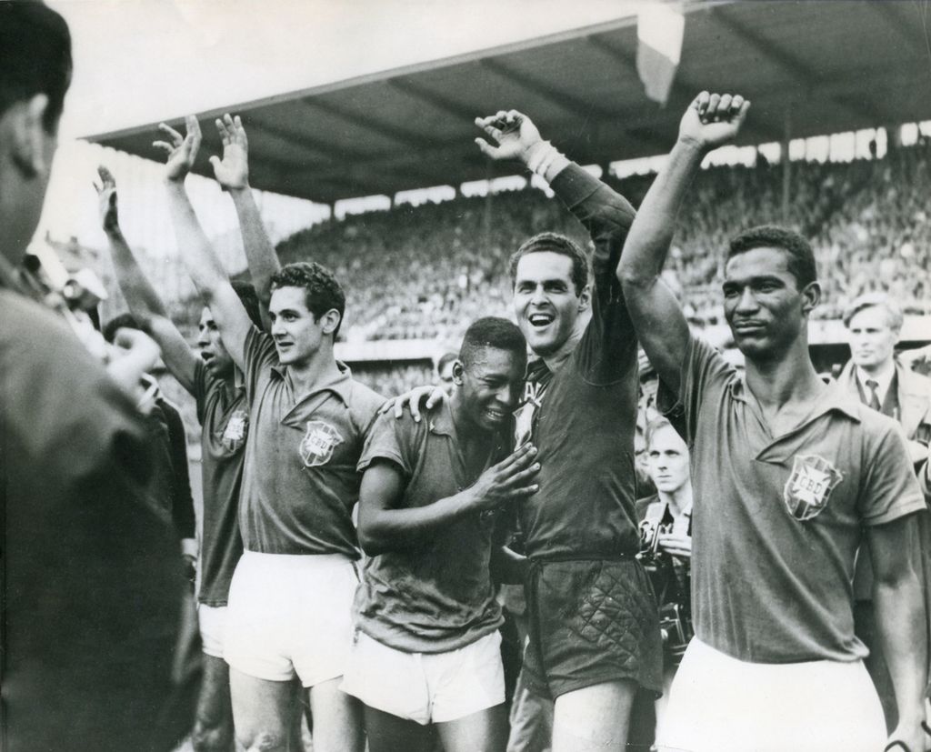Pele, yang masih berusia 17 tahun, menangis di bahu kiper Gylmar Dos Santos Neves seusai Brasil mengalahkan Swedia, 5-2, pada laga final Piala Dunia Swedia 1958 di Stockholm, Swedia, 29 Juni 1958. Trofi Jules Rimet itu menjadi yang pertama untuk Brasil dan Pele, yang kembali merebutnya pada 1962 dan 1970.