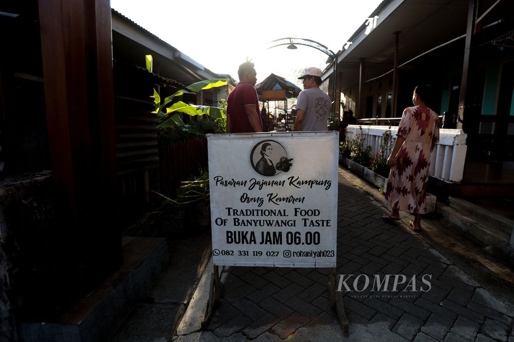 Papan informasi penutupan Gang Lurung Cilik karena adanya Pasar Kampoeng Osing di Desa Kemiren, Kabupaten Banyuwangi, Jawa Timur, Minggu (19/11/2023). Setiap hari Minggu pagi, Gang Lurung Cilik yang bertempat di samping Kantor Desa Kemiren digunakan sebagai tempat digelarnya Pasar Kampoeng Osing. 