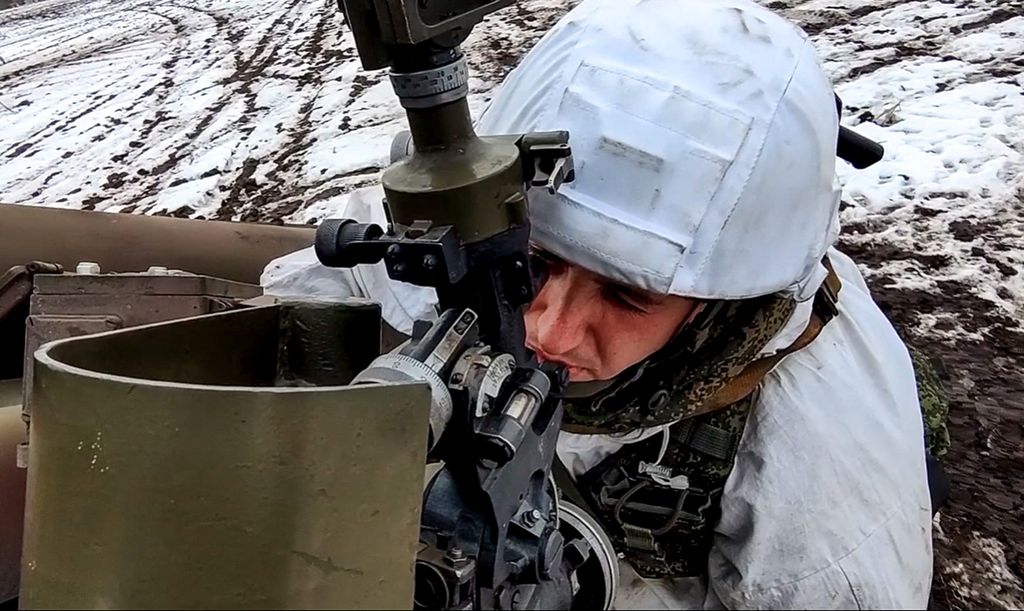 Potongan video yang dirilis oleh Kementerian Pertahanan Rusia pada 12 Februari 2022 menunjukkan penembak artileri tentara Rusia selama latihan gabungan angkatan bersenjata Rusia dan Belarus sebagai bagian dari inspeksi Pasukan Tanggapan Negara Serikat di lapangan tembak dekat Brest, Belarus.