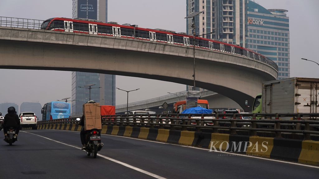 Kereta LRT Jabodebek melintasi Jembatan Lengkung Bentang Panjang Kuningan di Jakarta Selatan, Kamis (27/7/2023). 