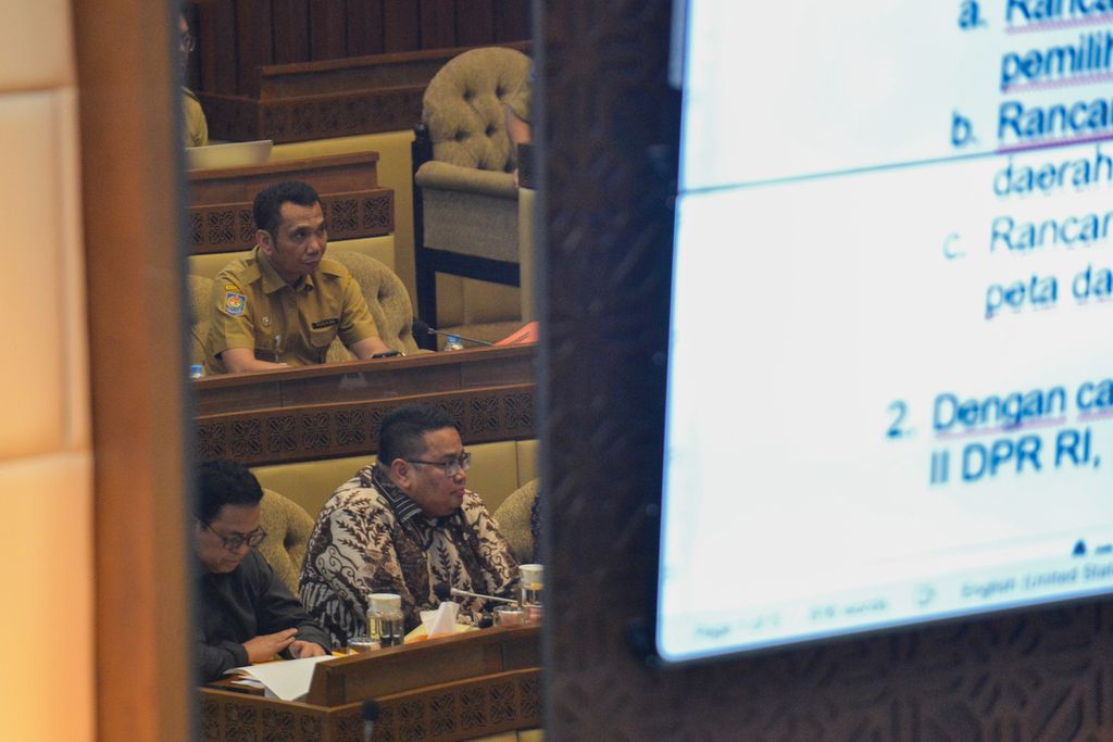 Refleksi Ketua Badan Pengawas Pemilu Rahmat Bagja (kanan bawah) saat mengikuti rapat kerja dengan Komisi II DPR di  Jakarta, Senin (6/1/2023). Komisi Pemilihan Umum (KPU) menargetkan penyusunan aturan terkait dengan penetapan daerah pemilihan serta jumlah alokasi kursi untuk anggota DPR serta DPRD provinsi dan kabupaten/kota akan rampung pada Selasa, 7 Februari 2023.