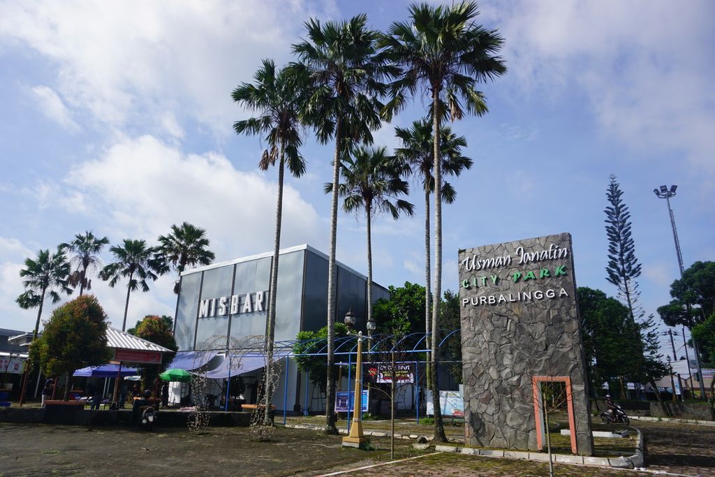 Suasana Bioskop Misbar di Taman Usman Janatin di Purbalingga, Jawa Tengah, Minggu (21/3/2021).