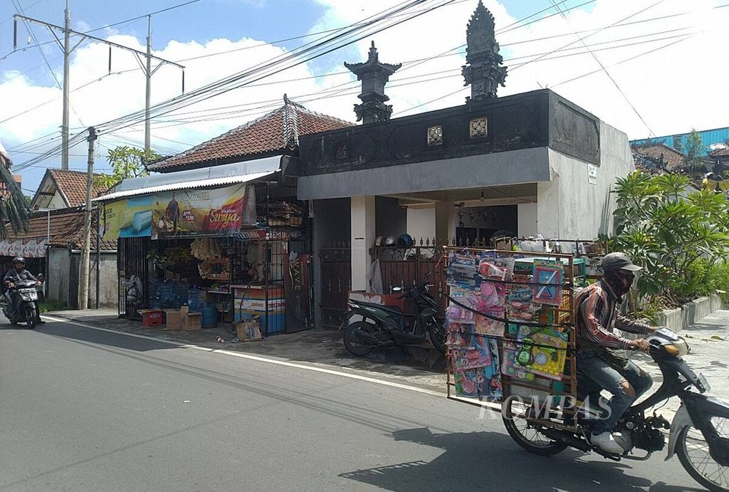 Grocery stalls in the Kerobokan area, North Kuta District, Badung Regency, which are managed by migrant residents are also driving the regional economy.