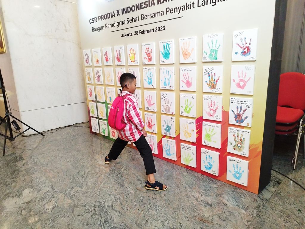 Seorang anak dengan penyakit langka tengah melihat buah karya para odalangka yang di pajang dalam peringatan Hari Penyakit Langka Sedunia di Prodia Tower, Jakarta Pusat, Selasa (28/2/2023).