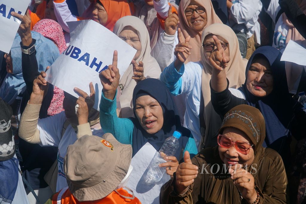 Massa antusias menunggu kedatangan calon presiden Anies Baswedan dalam kampanye terbuka calon presiden Anies Baswedan di halaman GOR Haji Agus Salim, Kota Padang, Sumatera Barat, Kamis (25/1/2024). 