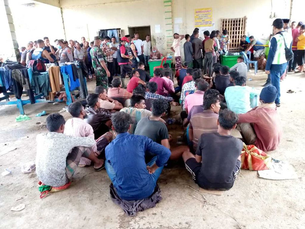 Sebanyak 50 pengungsi etnis Rohingya didata oleh petugas di Kabupaten Aceh Timur, Aceh, Kamis (14/12/2023). Hingga kini 1.600 lebih pengungsi Rohingya berada di Aceh. 