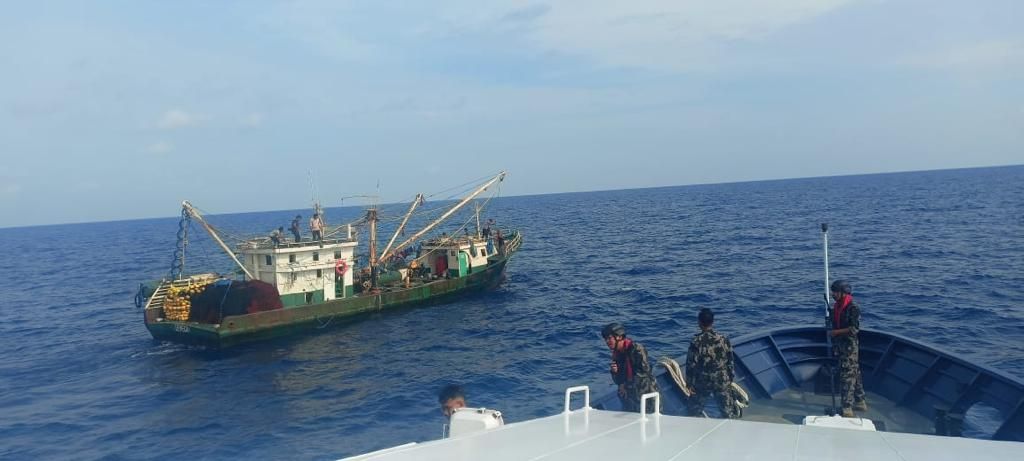Kapal pengawas kelautan dan perikanan Hiu 015 melakukan penghentian, pemeriksaan, dan penahanan kapal ikan asing berbendera Filipina karena diduga melakukan penangkapan ikan secara ilegal di perairan Laut Sulawesi, Sabtu (14/10/2023).