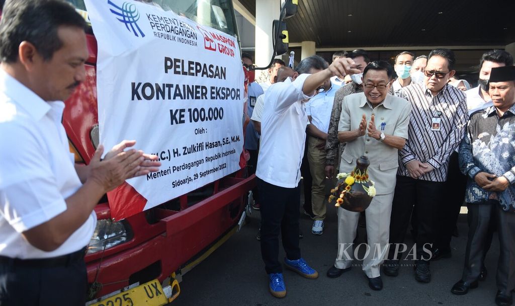 Trade Minister Zulkifli Hasan (left) breaks a jug accompanied by Maspion Group owner Ali Markus when releasing the 100,000th export container containing Maspion's aluminum products in Sidoarjo, East Java, Thursday (29/9/2022). The export destination is America with a value of 1.2 million USD.