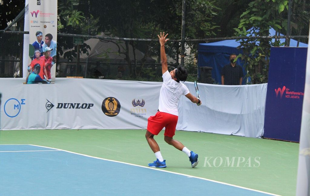 Petenis unggulan Indonesia Rifqi Fitriadi membuka servis pertama pada turnamen MedcoEnergi International Tennis M25K di Jakarta, Sabtu (29/4/2023). Rifqi gagal melaju ke final setelah takluk dari petenis asal Australia, Brandon Walkin.