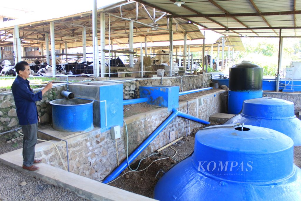 Potret instalasi biogas di kandang sapi milik Koperasi Produsen Karya Nugraha Jaya di Kecamatan Cigugur, Kabupaten Kuningan, Jawa Barat, Rabu (7/8/2024). 