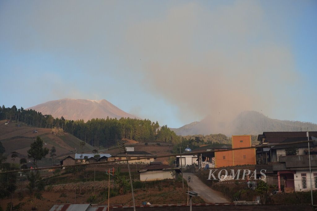 Kebakaran hutan di lereng Gunung Slamet meluas hingga lereng gunung wilayah Kabupaten Brebes dan Kabupaten Banyumas.