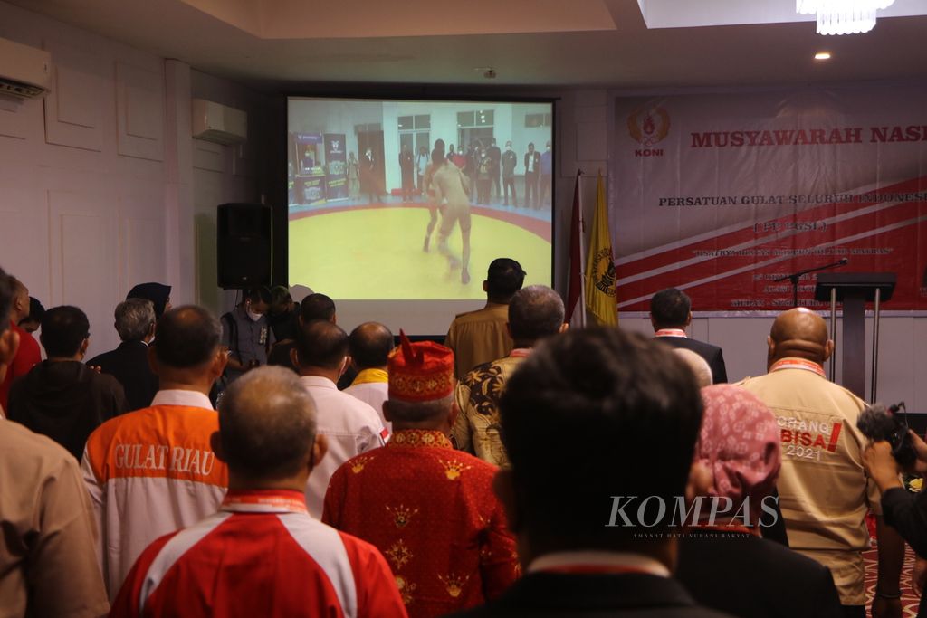 Para peserta menghadiri Musyawarah Nasional Persatuan Gulat Seluruh Indonesia, di Medan, Selasa (25/10/2022). Trimedya Panjaitan terpilih menjadi Ketua Umum periode 2022-2026 pada Munas tersebut. 