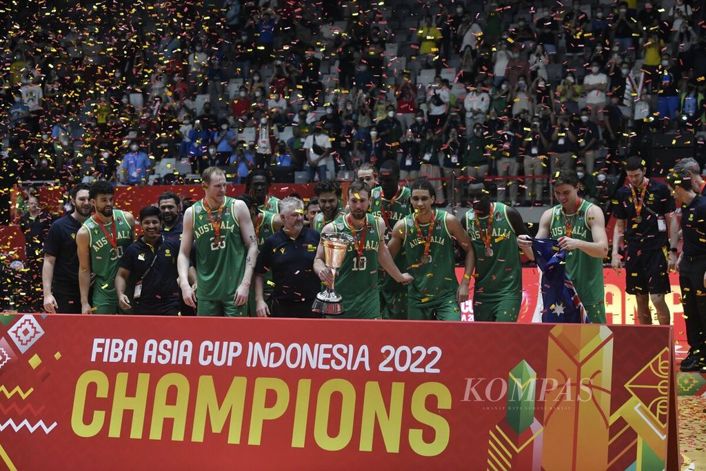Para pebasket Australia merayakan kesuksesan menjadi juara Piala Asia Fiba 2022 di Istora Gelora Bung Karno, Jakarta, Minggu (24/7/2022). Pada laga final, Australia mengalahkan Lebanon, 75-73. 