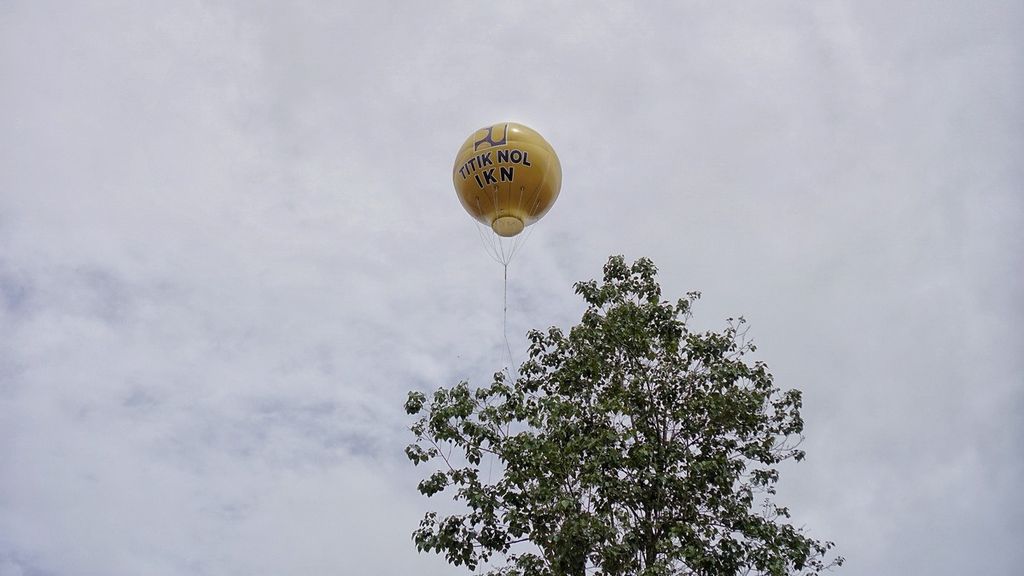 Balon udara penanda lokasi titik nol IKN Nusantara terlihat di kawasan PT ITCI Hutani Manunggal, Kecamatan Sepaku, Penajam Paser Utara, Kalimantan Timur, Rabu (16/2/2022).
