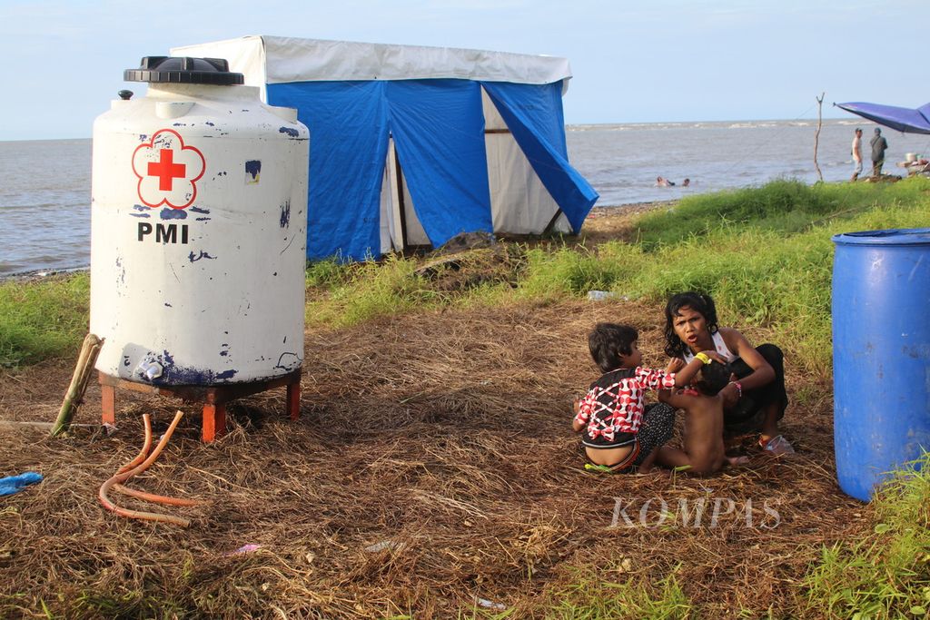 Anak-anak pengungsi etnis Rohingya mandi di kamp pengungsian darurat di Desa Karang Gading, Kecamatan Labuhan Deli, Kabupaten Deli Serdang, Sumatera Utara, Rabu (17/1/2024). 