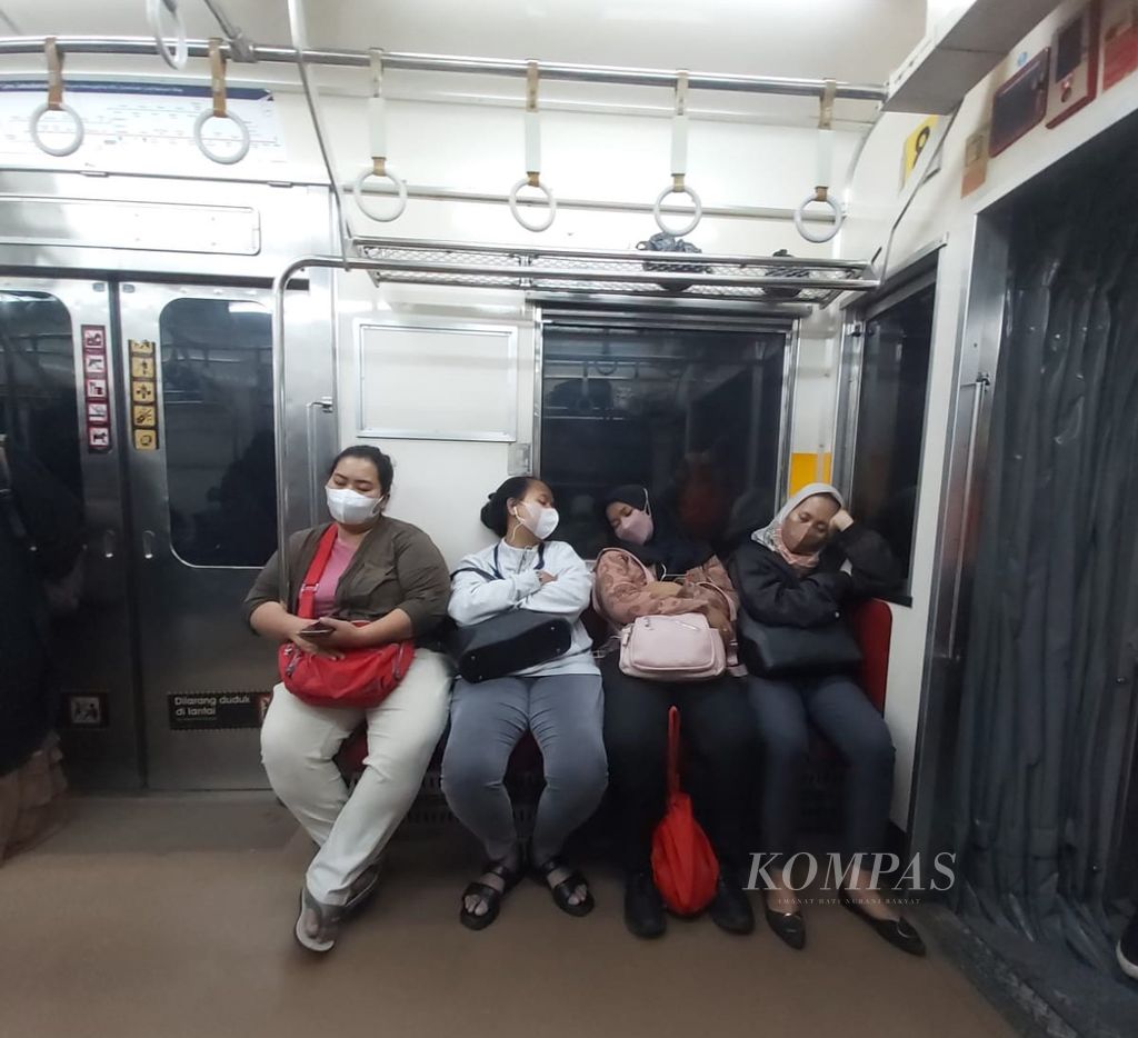 Tiga penumpang kereta komuter menuju Bogor pada Selasa (15/11/2022) menjelang tengah malam tampak tertidur lelap. Penumpang kereta arah Bogor pada malam hari biasanya pelaju yang kelelahan setelah beraktivitas sepanjang hari.