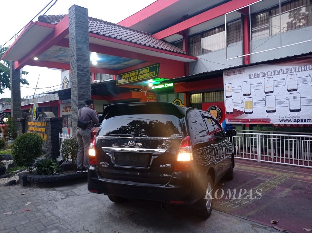 Suasana penangkapan JE, terdakwa kekerasan seksual di Sekolah Selamat Pagi Indonesia (SPI) Kota Batu, Senin (11/7/2022). 