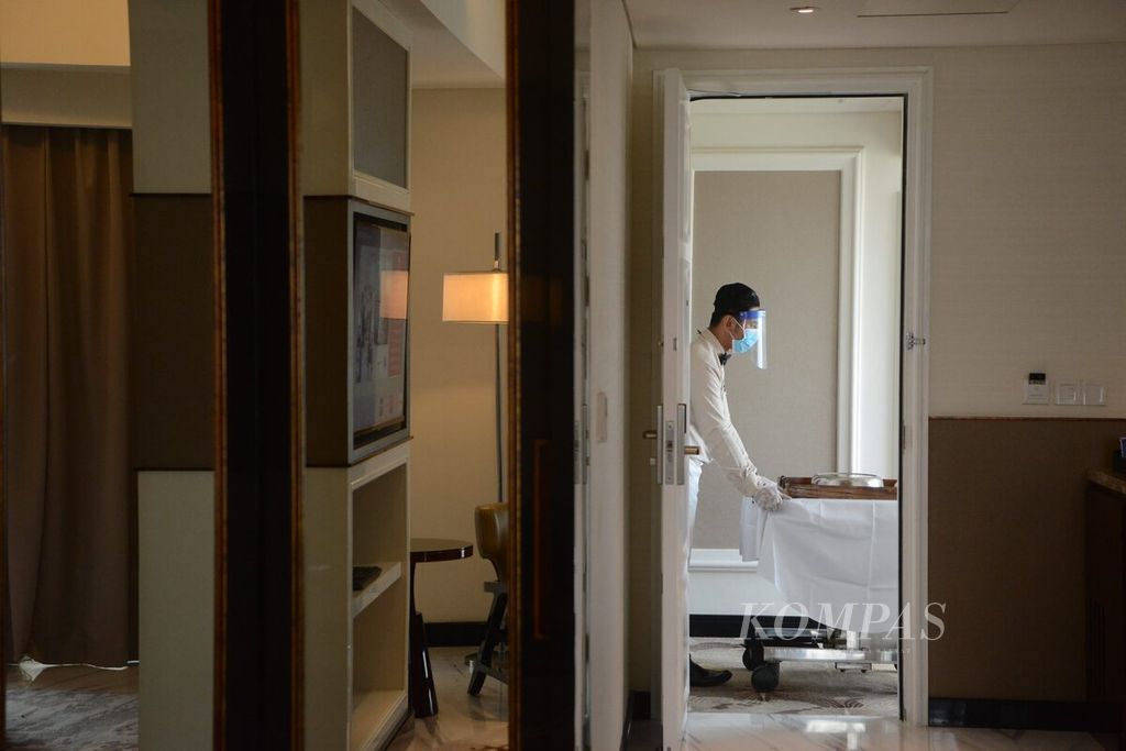 Pekerja dengan menggunakan alat pelindung diri mengantarkan hidangan ke kamar di sebuah hotel di Yogyakarta, Rabu (1/7/2020). 