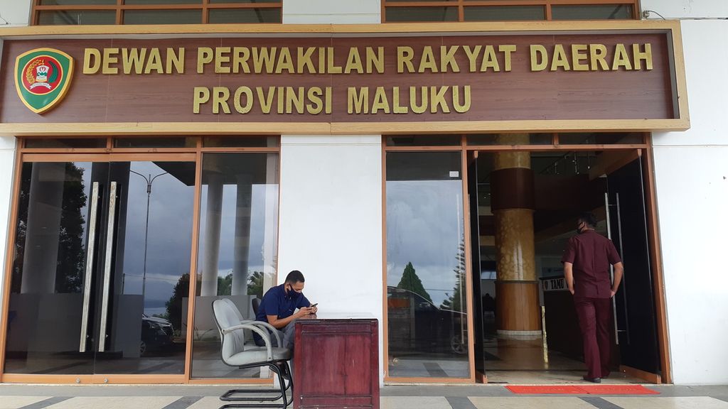 Suasana di depan pintu utama Kantor DPRD Provinsi Maluku pada Selasa (4/8/2020).