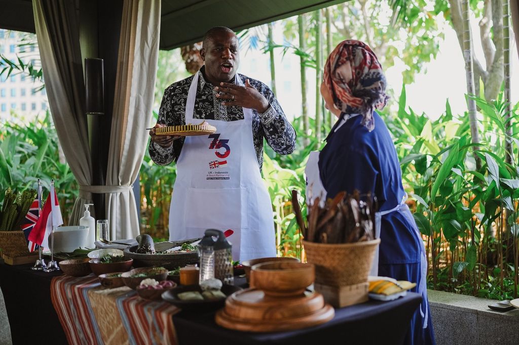 Menteri Luar Negeri Inggris David Lammy kepedasan saat mencicipi sambal terancam yang dibuatnya di Jakarta, Minggu (20/10/2024).