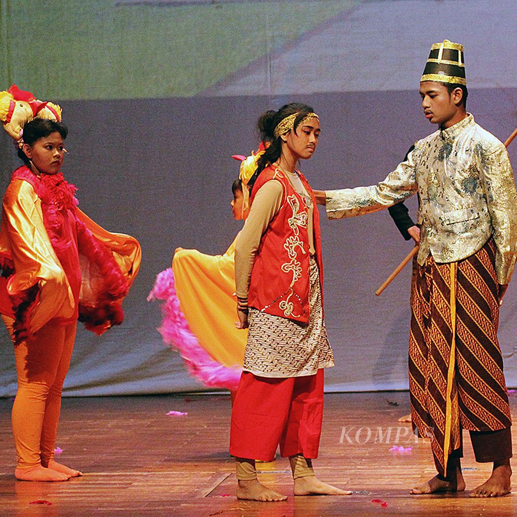 Cindelaras (tengah) berunding dengan ayahnya dalam pertunjukan memperingati Hari Anak Sedunia di  Teater Kecil Taman Ismail Marzuki, Jakarta, Minggu (19/11).