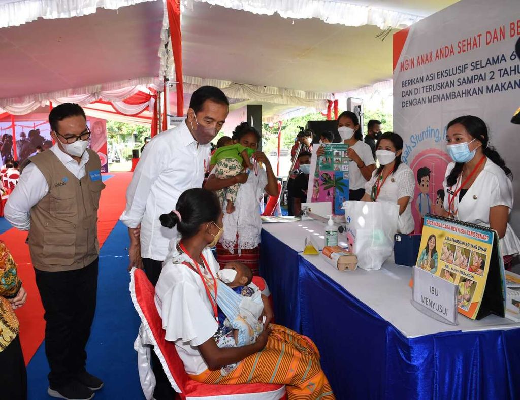 Presiden Joko Widodo meninjau kegiatan penanggulangan tengkes yang diselenggarakan BKKBN di Kabupaten Timor Tengah Selatan, NTT, Kamis (24/3/2022).