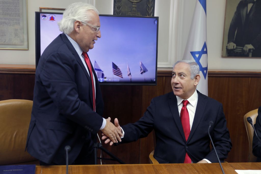 Perdana Menteri Israel Benjamin Netanyahu (kanan) dan Duta Besar Amerika Serikat untuk Israel David Friedman (kiri) berjabat tangan setelah menyaksikan video peluncuran sistem pertahanan udara Arrow 3 di Yerusalem, 28 Juli 2019. Pemerintah Jerman, Agustus 2023, membeli sistem pertahanan udara ini senilai 3,5 miliar dolar untuk menyokong pertahanan udaranya.