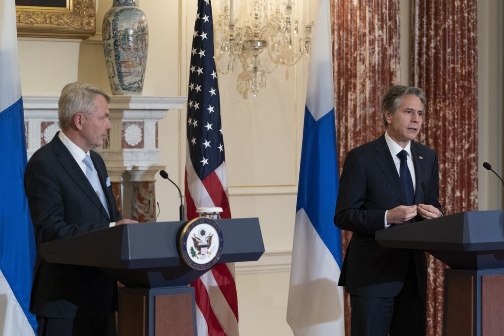 Menteri Luar Negeri Amerika Serikat Antony Binken (kanan) dan Menlu Finlandia Pekka Haavisto berbicara dengan sejumlah media di Departemen Luar Negeri AS, Jumat (27/5/2022). Haavisto menyatakan, pemerintah Finlandia dan Swedia kini tengah melakukan perundingan dengan pemerintah Turki. 